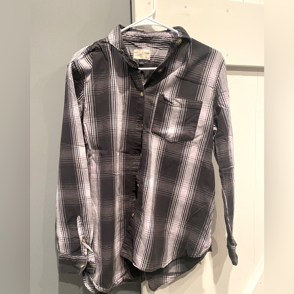 Universal Thread Long Sleeve Button down, Size Medium
